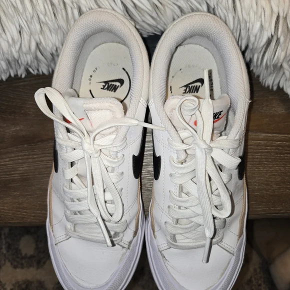 Nike White and Black Sneakers - Picture 3 of 3